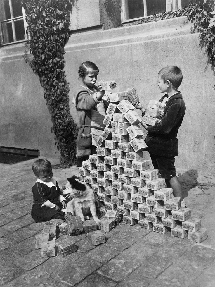 Гиперинфляция 1923: Деньги используют как игрушки