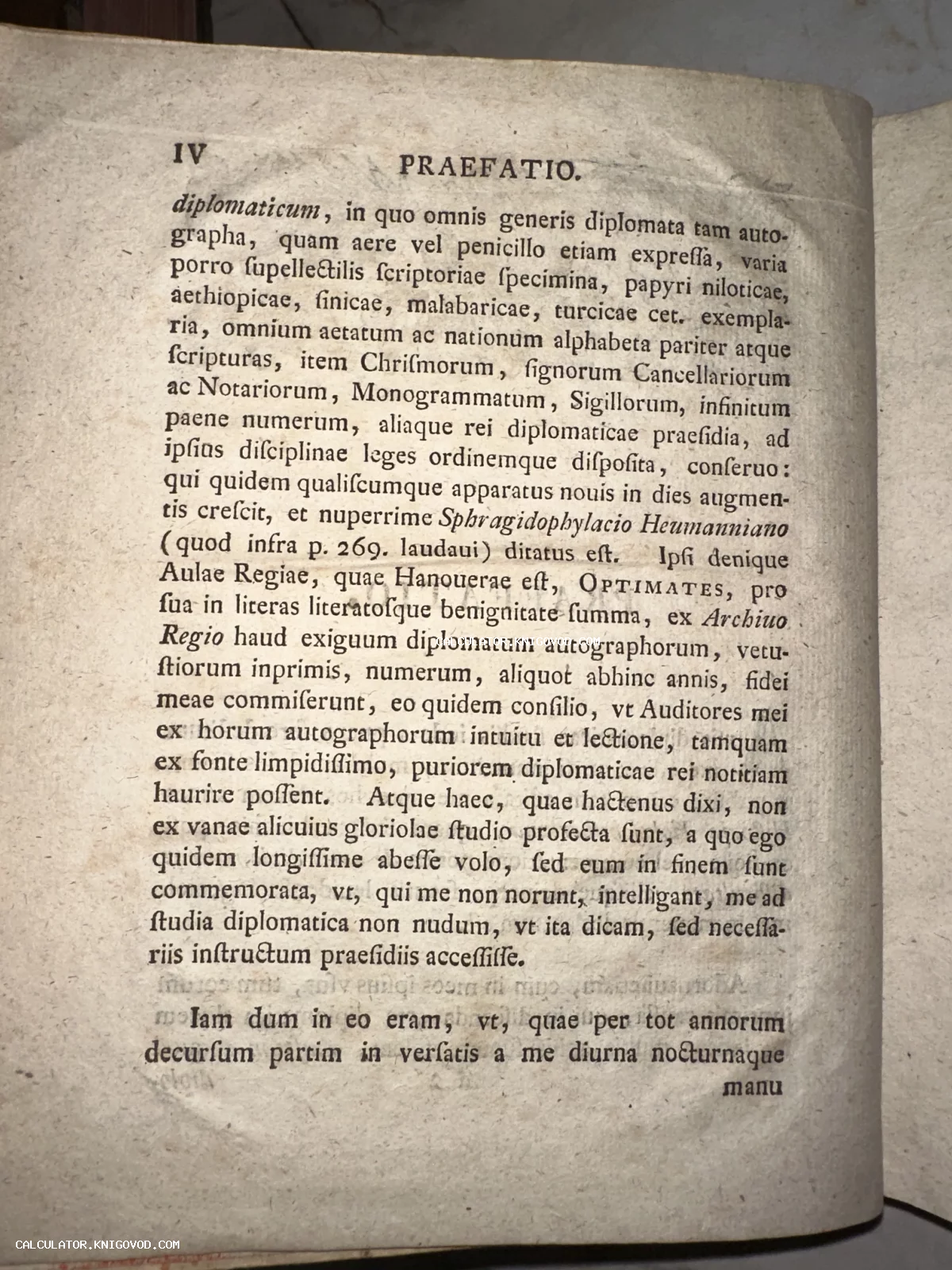 Старинная книжная страница на латыни с заголовком Praefatio, напечатанная на пожелтевшей бумаге с видимой текстурой верже.