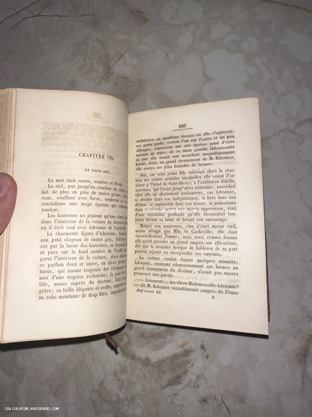 Разворот старинной книги на французском языке, открытый на 105 странице с заголовком восьмой главы.