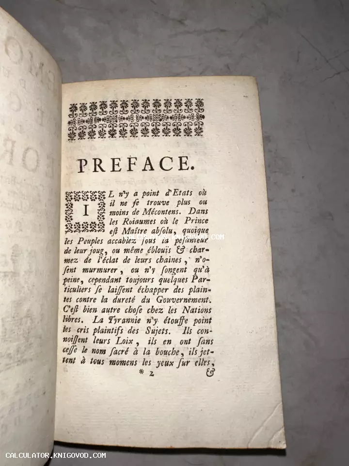Разворот старинной книги на французском языке с заголовком PREFACE, декоративным типографским орнаментом и буквицей.