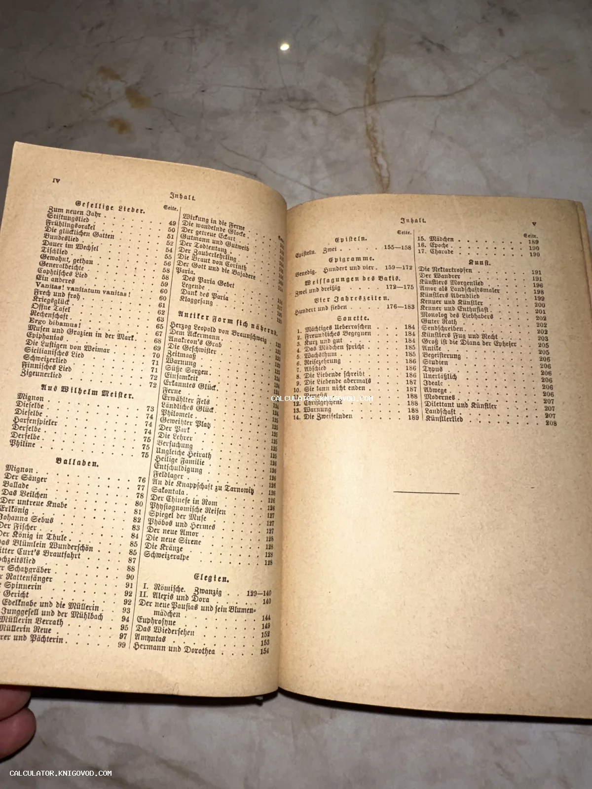 Разворот старинной книги на немецком языке с перечнем произведений, напечатанных готическим шрифтом на пожелтевшей бумаге.