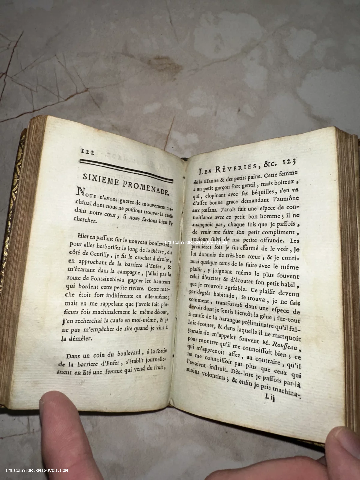 Разворот старинной книги XVIII века на французском языке с текстом «Шестой прогулки» Руссо.