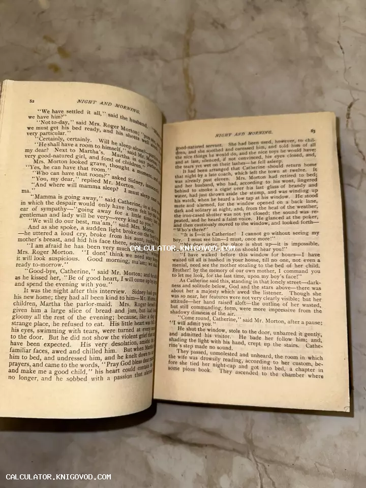 Разворот антикварной книги с пожелтевшими страницами и английским текстом на фоне мраморной поверхности.