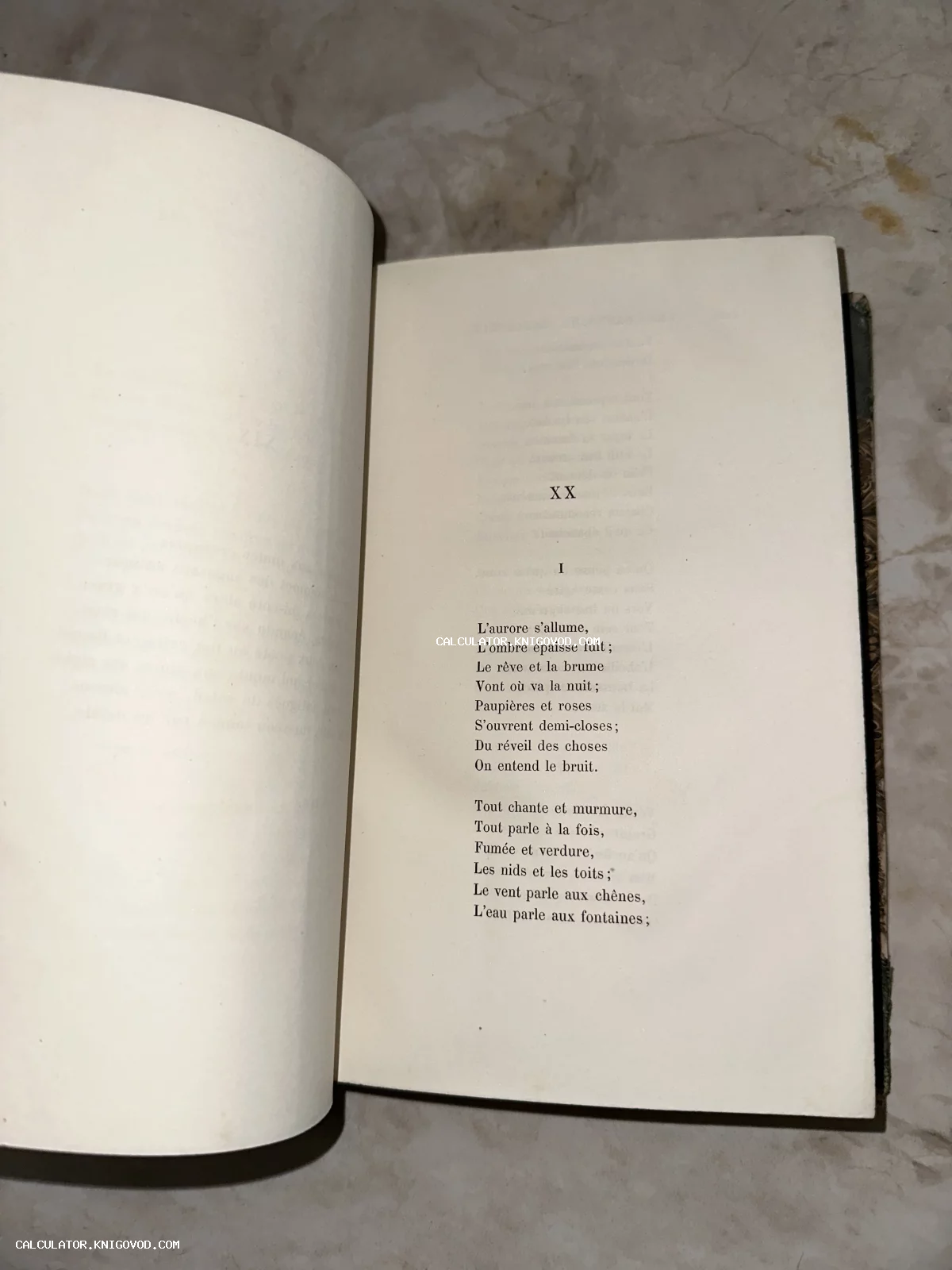 Разворот старинной книги с текстом стихотворения на французском языке, напечатанным классическим шрифтом с засечками на плотной бумаге.