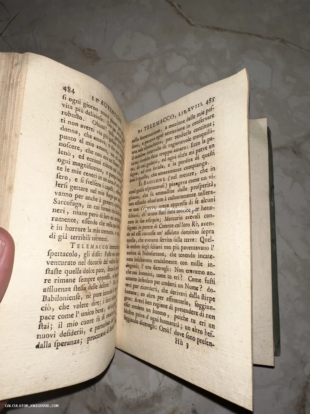 Разворот старинной книги на итальянском языке с пожелтевшими страницами и антикварным шрифтом.