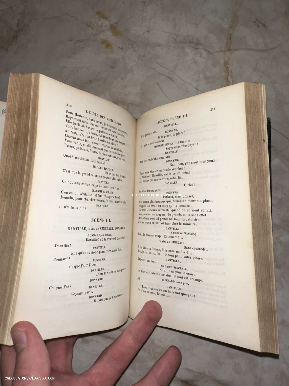 Разворот старинной французской книги с текстом пьесы L'École des Vieillards Казимира Делавиня.