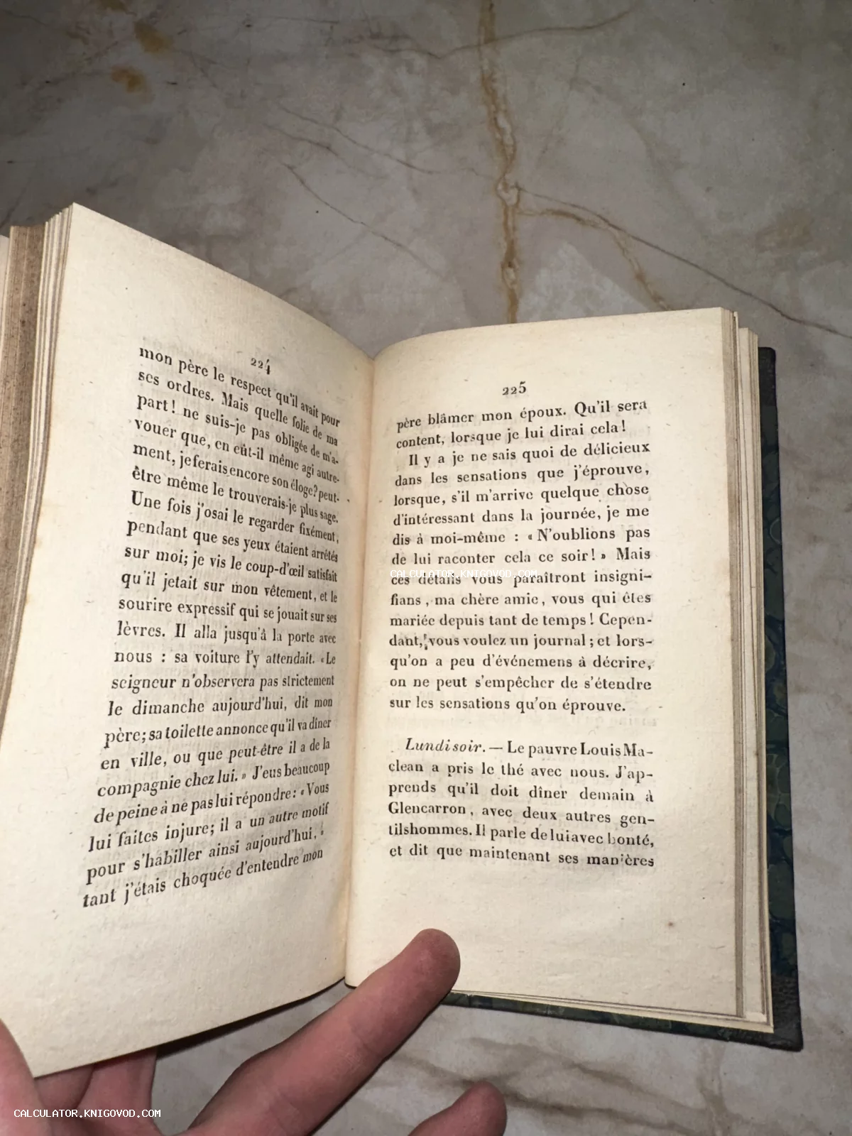 Разворот старинной книги на французском языке с пожелтевшими страницами и антикварным шрифтом.