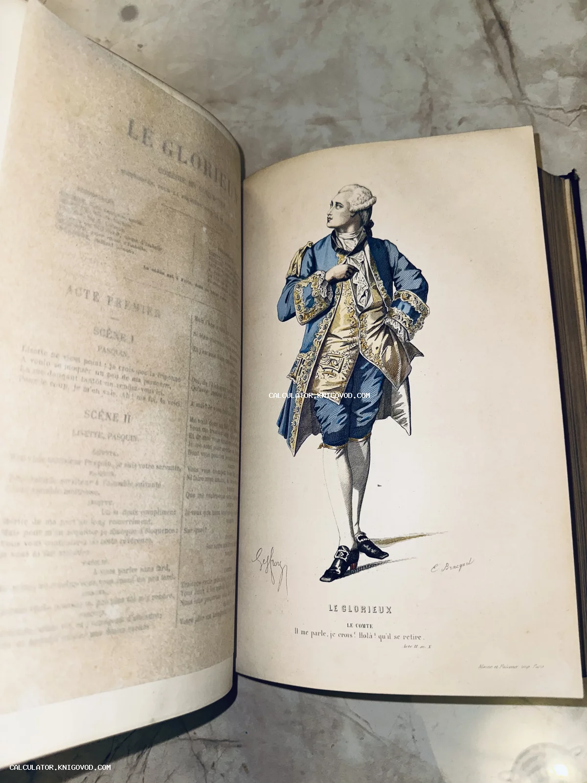 Разворот антикварной книги с текстом пьесы на французском языке и раскрашенной гравюрой мужчины в аристократическом костюме XVIII века.