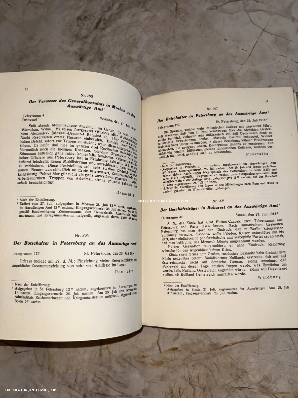 Разворот антикварной книги на немецком языке с текстами дипломатических телеграмм из Москвы и Петербурга начала Первой мировой войны.