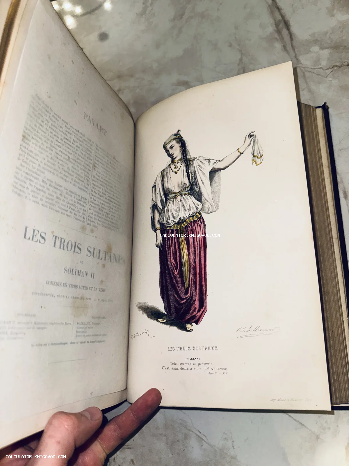 Разворот старинной французской книги с цветной гравюрой женщины в восточном костюме.