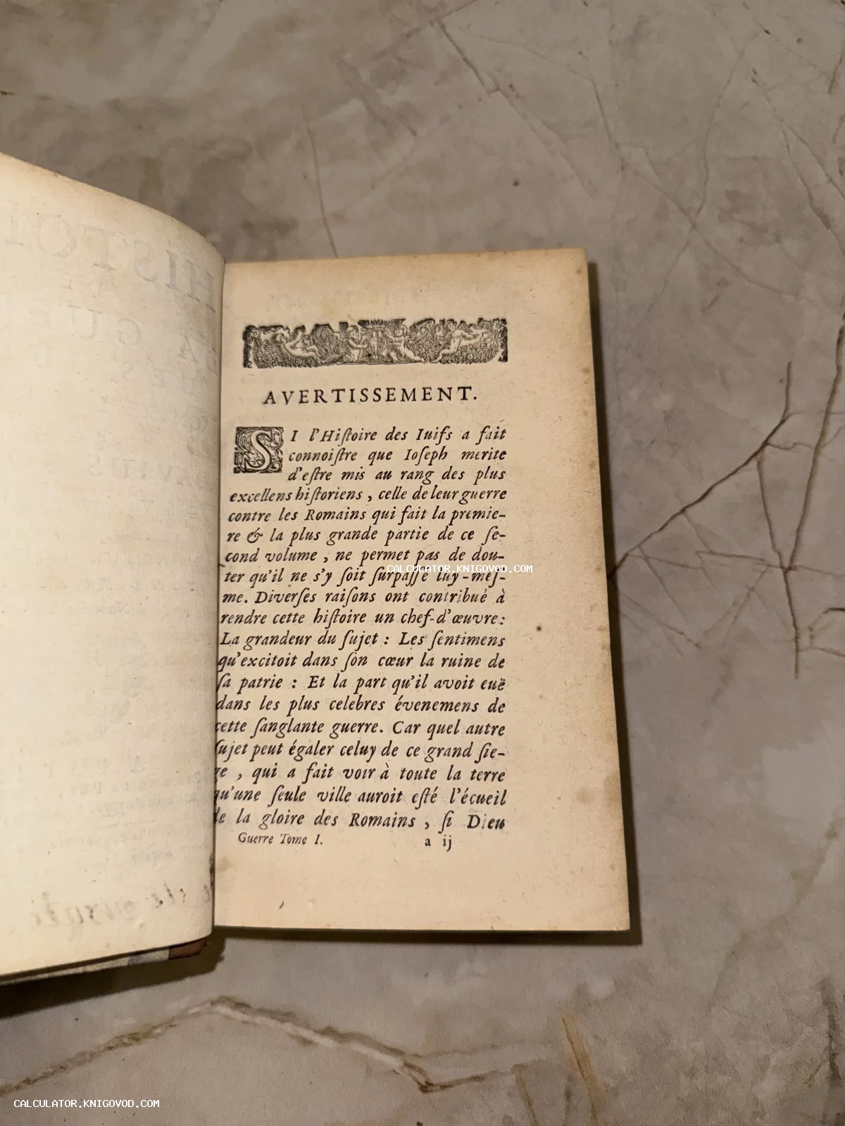 Разворот старинной книги на французском языке с заголовком Avertissement, декоративной гравюрой-заставкой и изящной буквицей.