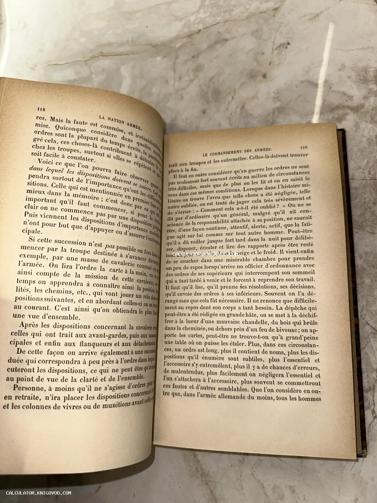 Разворот старинной французской книги с текстом о военном командовании на пожелтевшей бумаге.