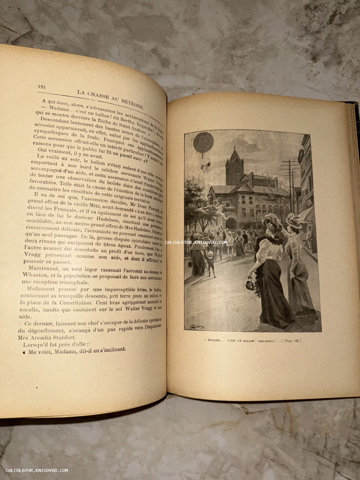 Разворот антикварной французской книги с текстом и гравюрой, изображающей полет воздушного шара над городом.