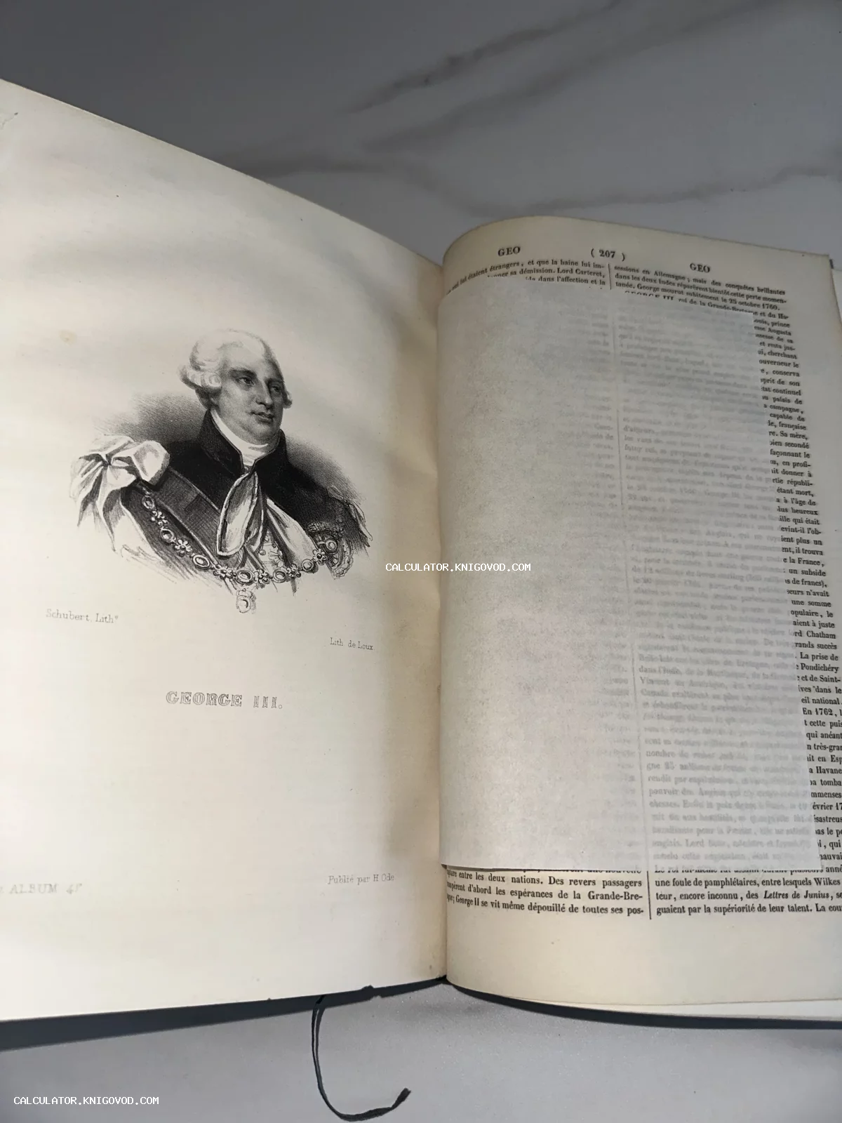 Разворот антикварной книги с портретом короля Георга III, выполненным в технике литографии, и защитной калькой.