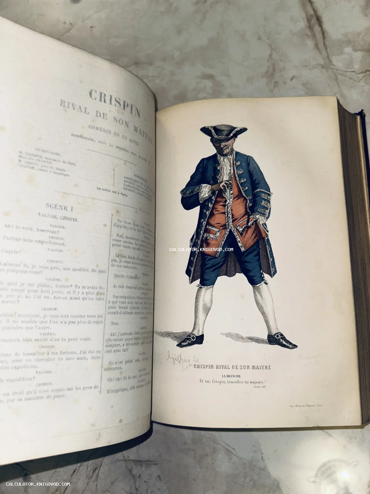 Разворот старинной французской книги с текстом пьесы и цветной гравюрой мужчины в костюме XVIII века.