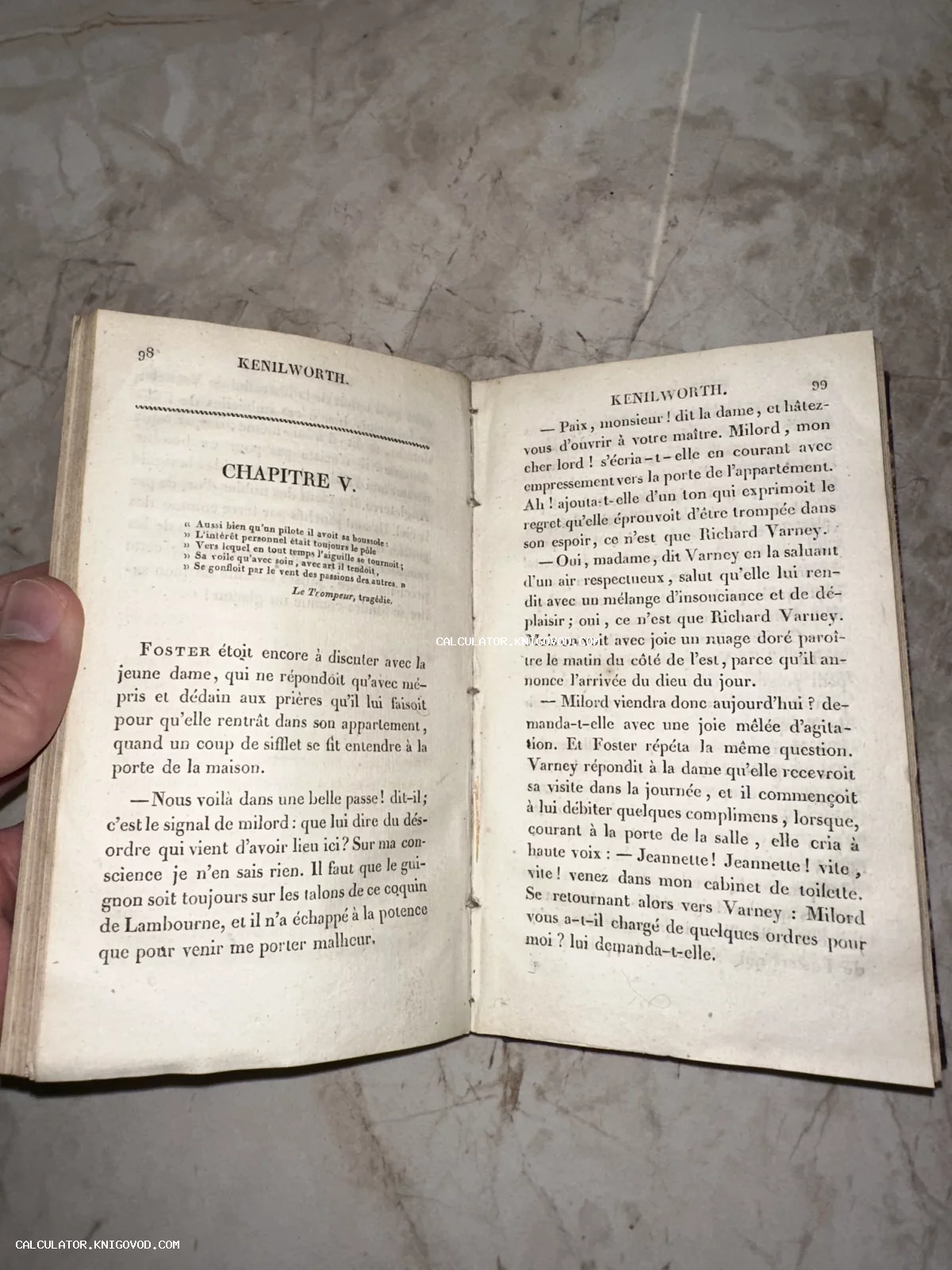 Разворот старинной книги на французском языке с заголовком Kenilworth, пятая глава.