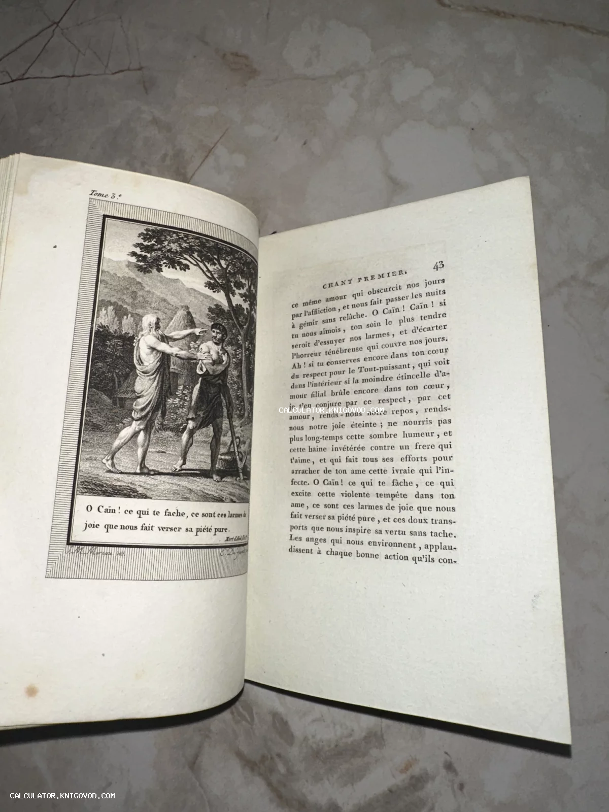 Разворот антикварной книги на французском языке с гравюрой, изображающей Адама и Каина у хижины.