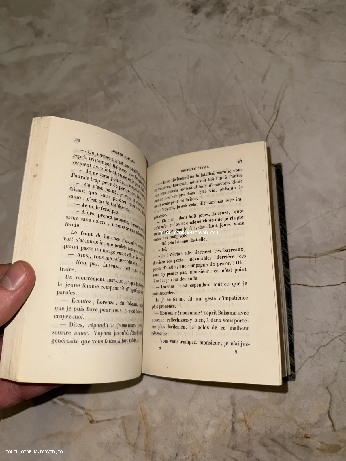 Разворот старинной книги на французском языке с текстом романа «Joseph Balsamo», страницы 96 и 97.