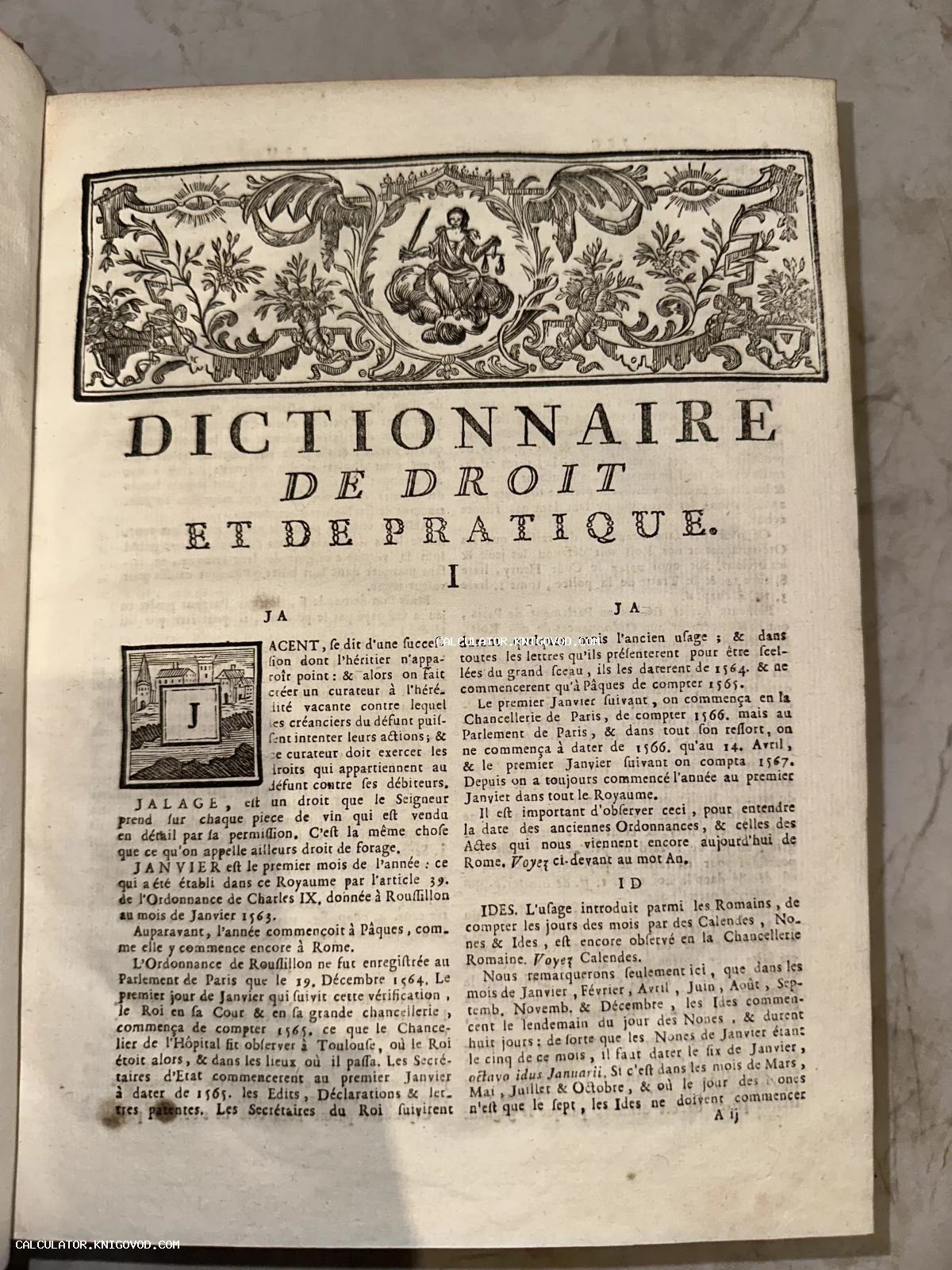 Титульный лист старинной французской книги Dictionnaire de Droit et de Pratique с гравированной заставкой, изображающей Фемиду с весами и мечом.