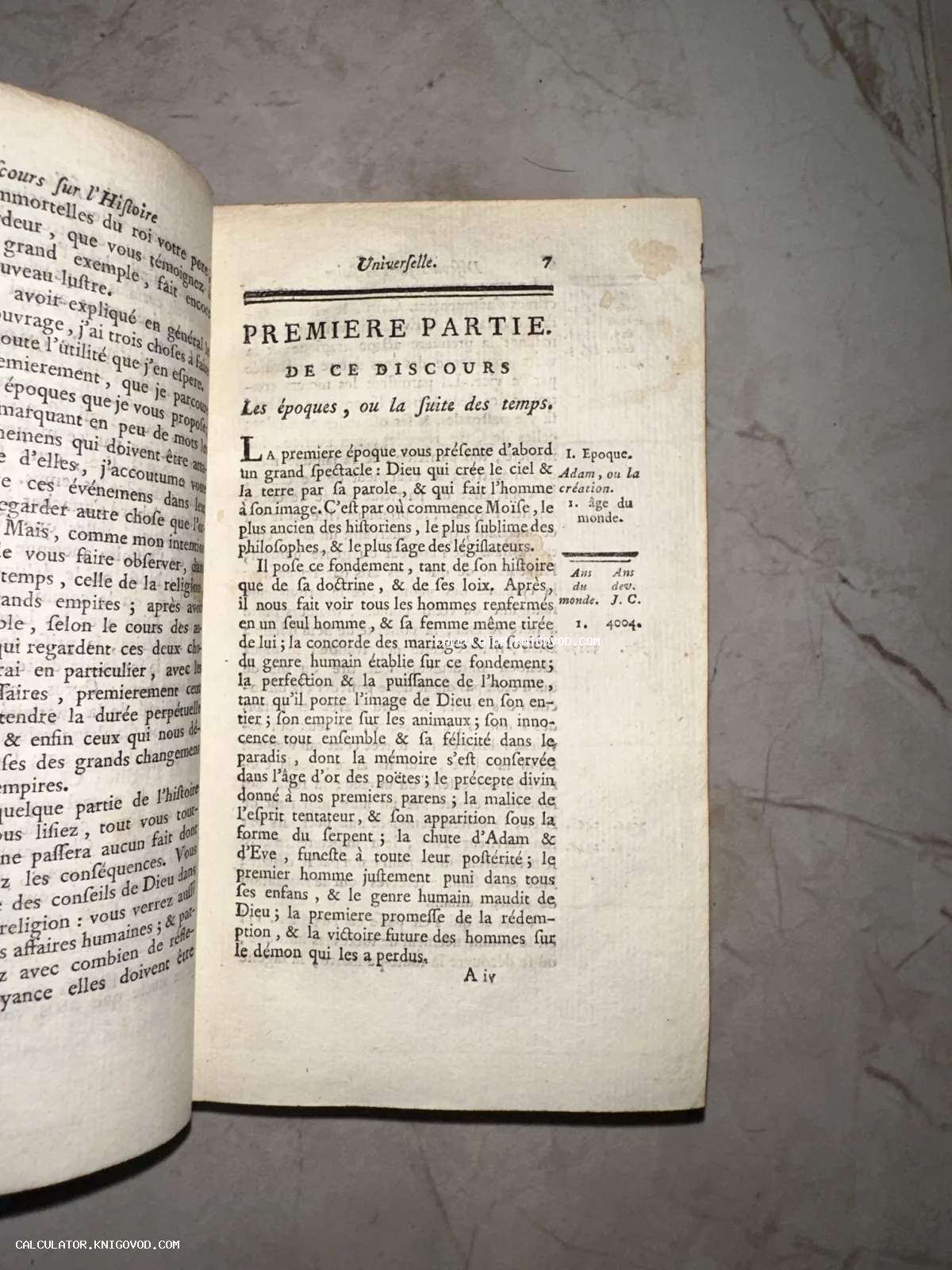 Разворот старинной книги на французском языке с заголовком Premiere Partie, напечатанный классической антиквой на пожелтевшей верже.