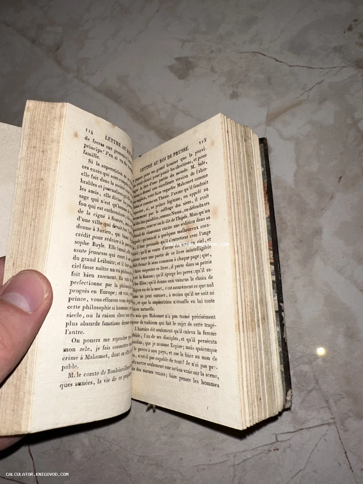 Разворот старинной книги на французском языке с пожелтевшими страницами и заголовком Lettre au roi de Prusse.