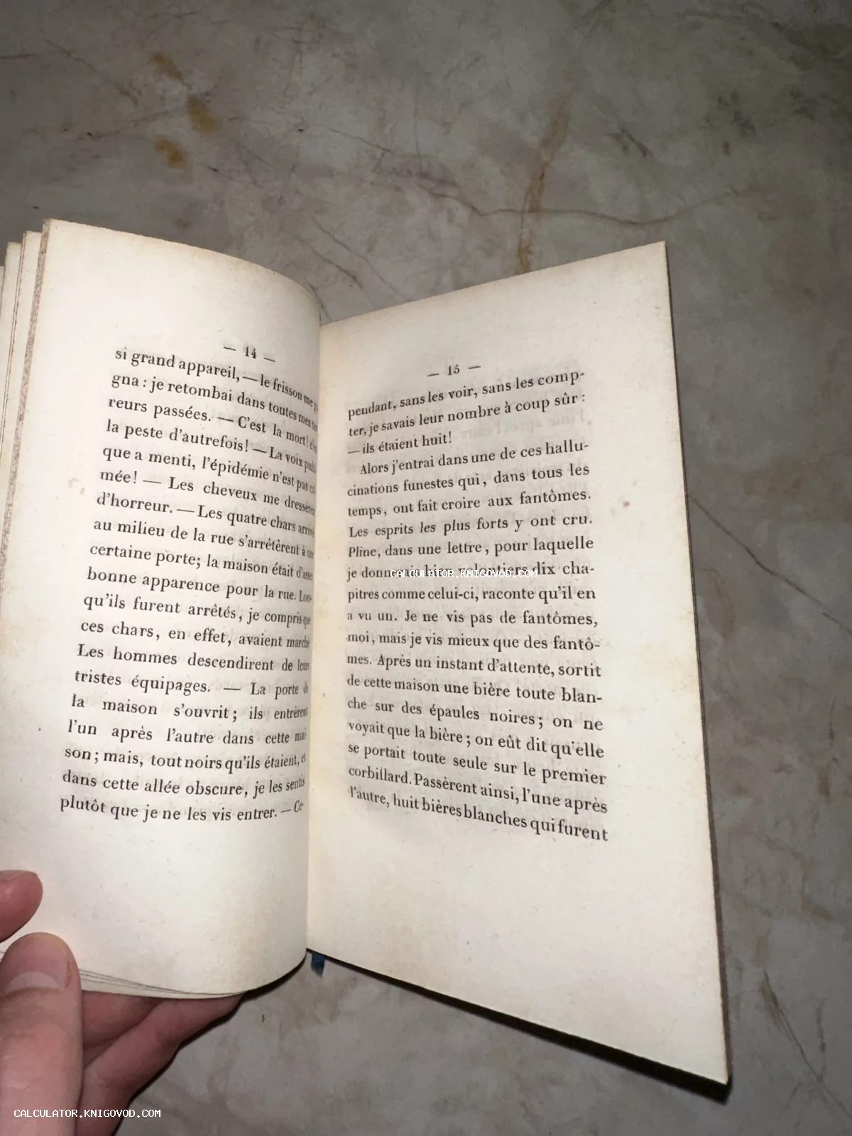 Разворот антикварной книги на французском языке с пожелтевшими страницами, текст о призраках.