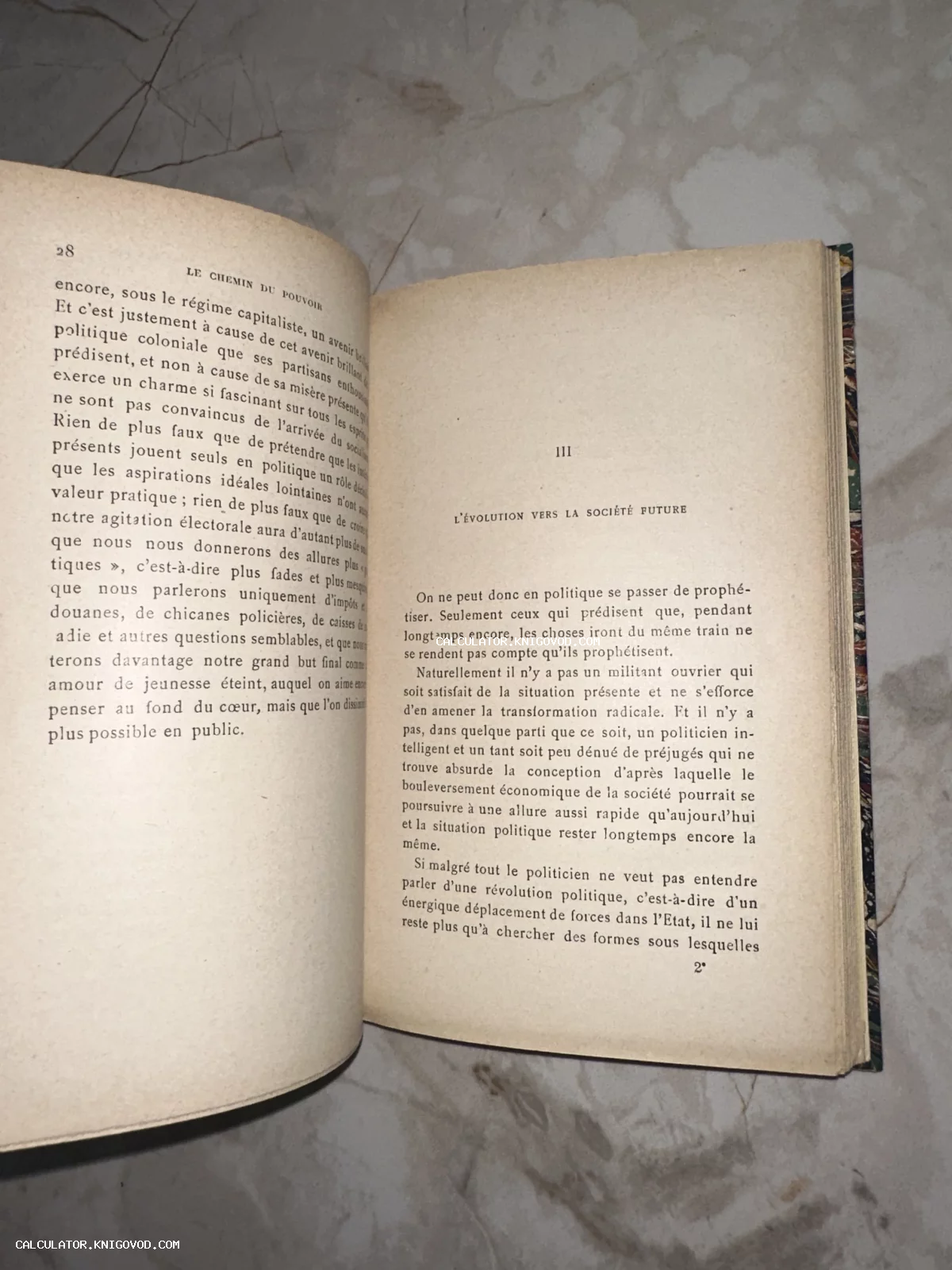 Разворот старинной книги на французском языке с заголовком L'évolution vers la société future на пожелтевшей бумаге.