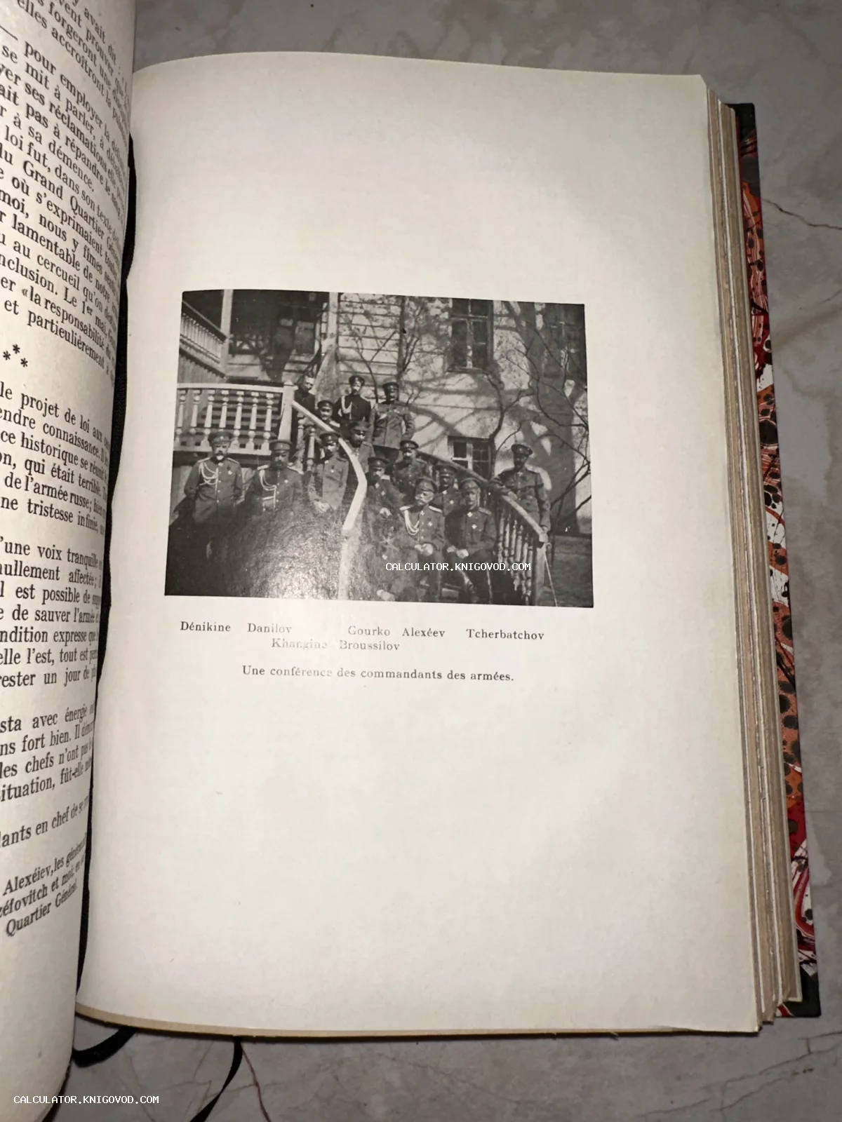 Черно-белая историческая фотография группы высших офицеров на страницах старинного французского издания.