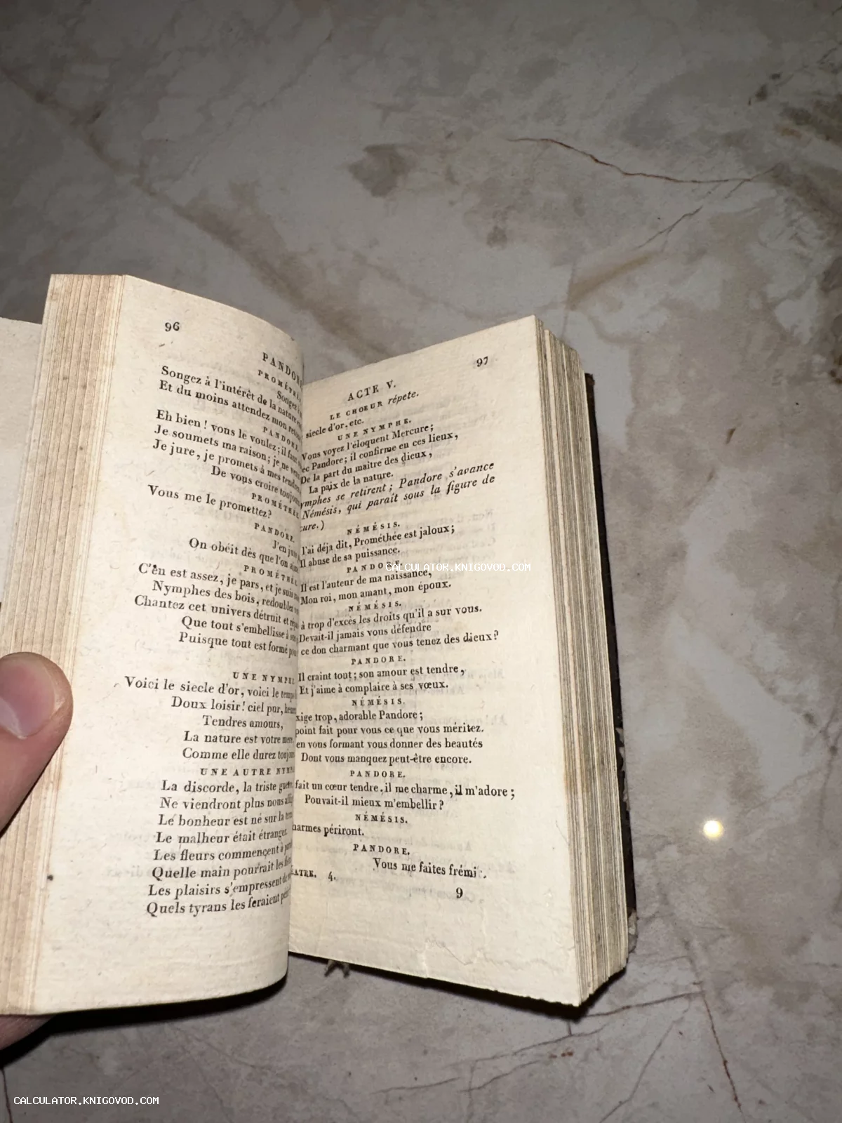 Разворот антикварной книги на французском языке с текстом пятого акта о Пандоре и Прометее.