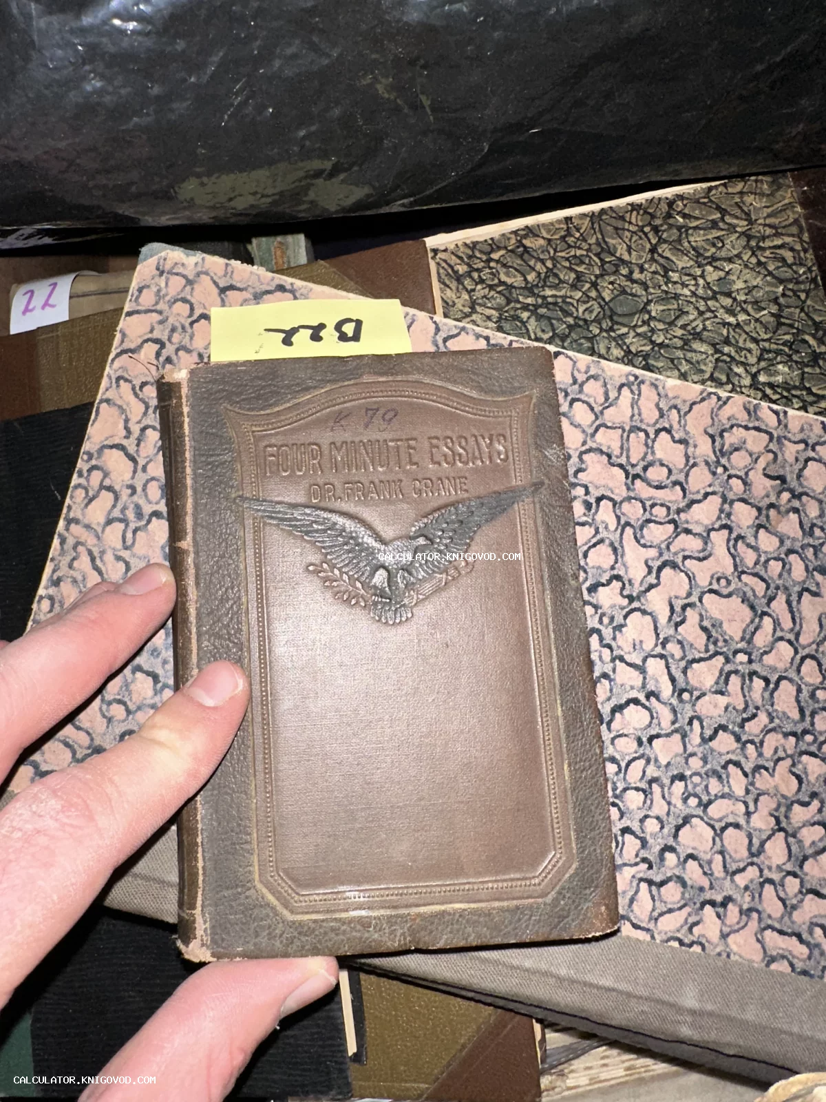 Старинная книга в коричневом переплете с тиснением орла и надписью Four Minute Essays Dr. Frank Crane