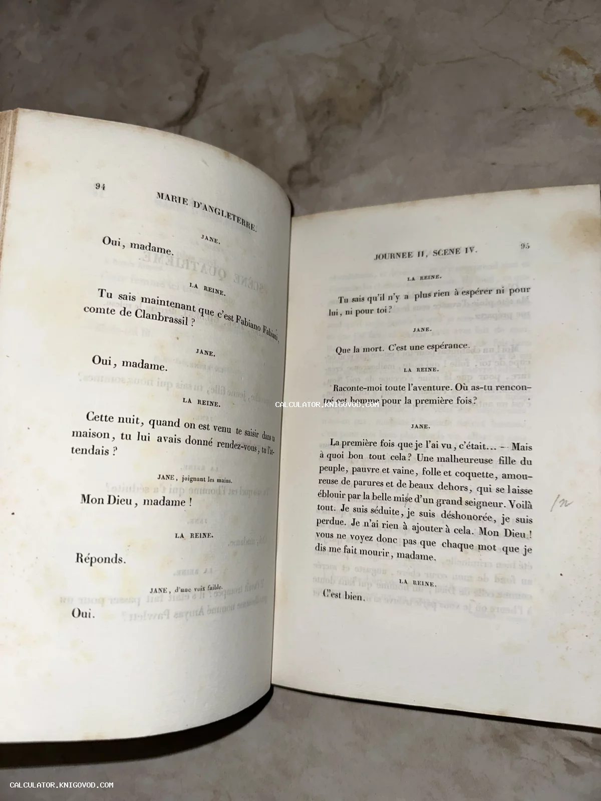 Раскрытая старинная книга с текстом на французском языке, страницы 94 и 95 с заголовком Marie d’Angleterre.