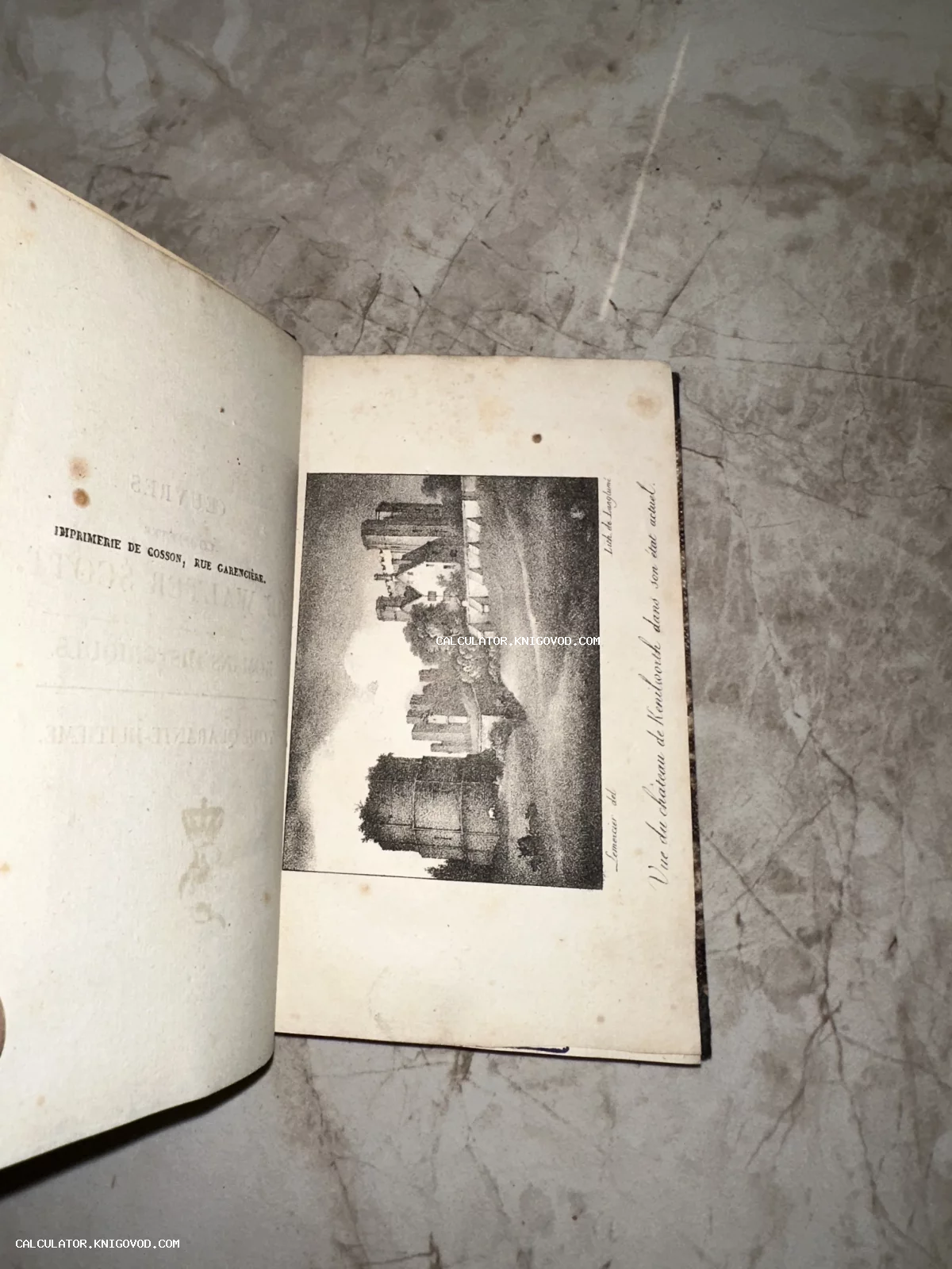 Разворот старинной книги с черно-белой литографией, изображающей руины замка Кенилворт, на пожелтевшей бумаге с пятнами времени.