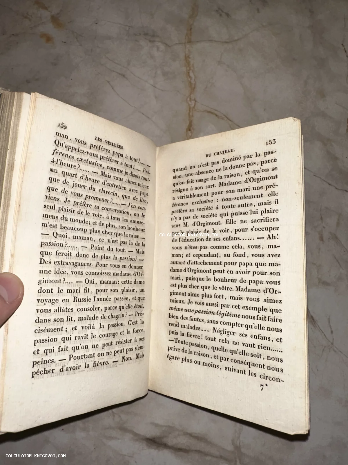 Разворот старинной книги на французском языке с пожелтевшими страницами и классической типографикой.