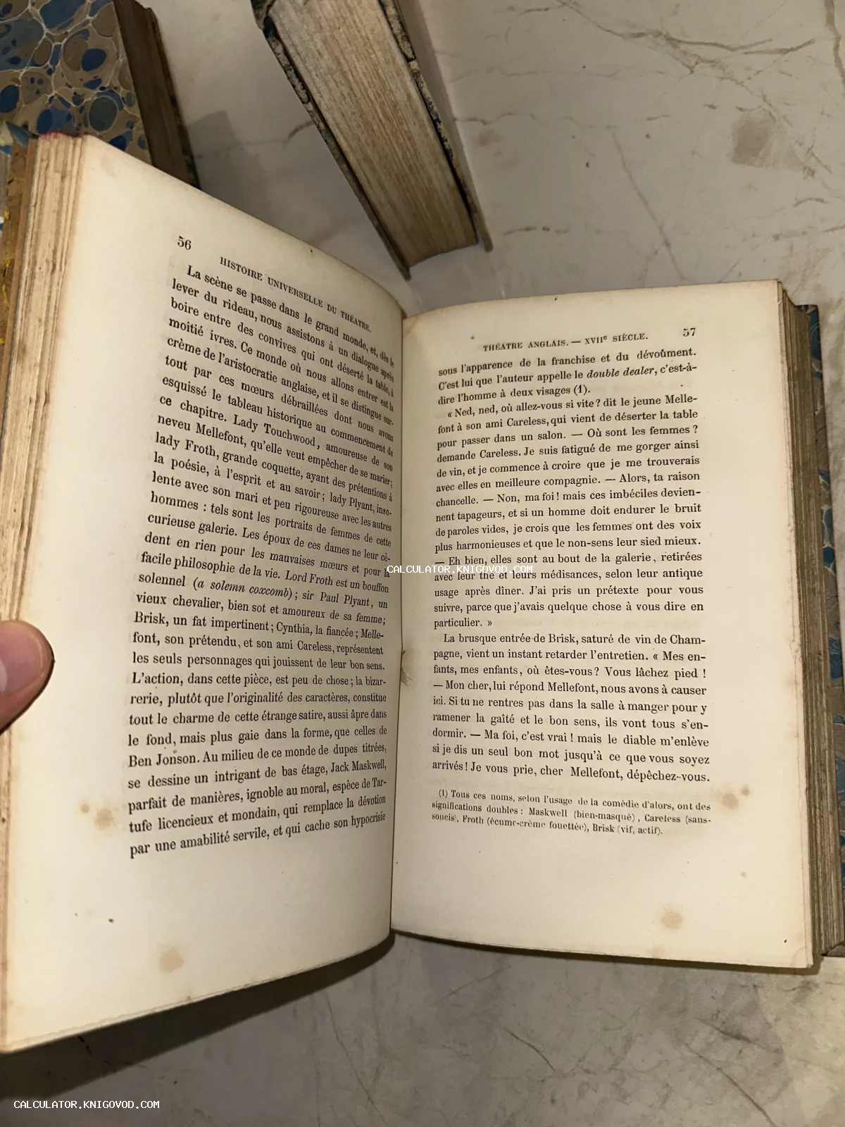 Разворот антикварной книги на французском языке с текстом об английском театре XVII века.