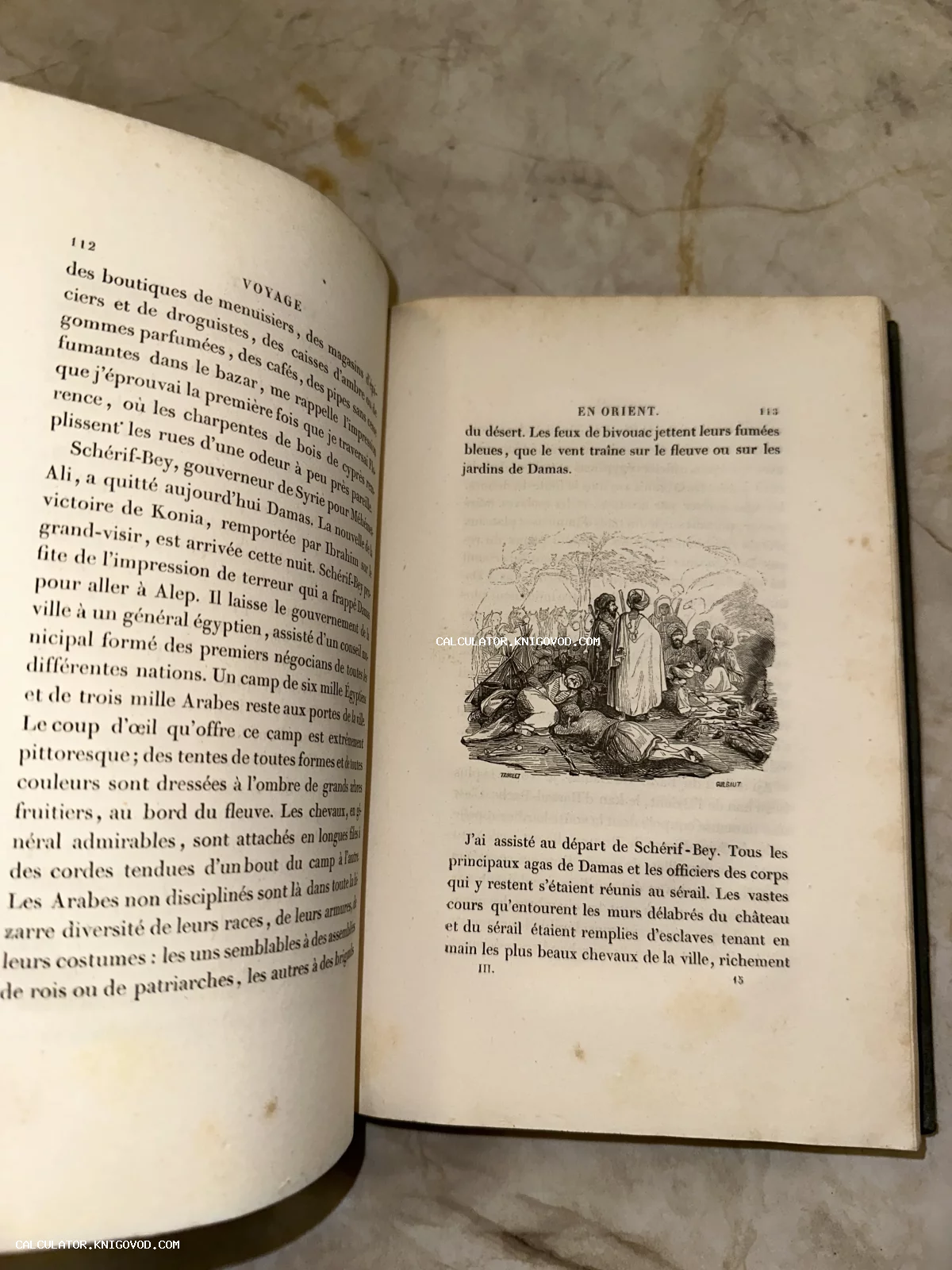 Разворот старинной книги на французском языке с текстом 'Voyage en Orient' и черно-белой гравюрой, изображающей восточный лагерь у костра.