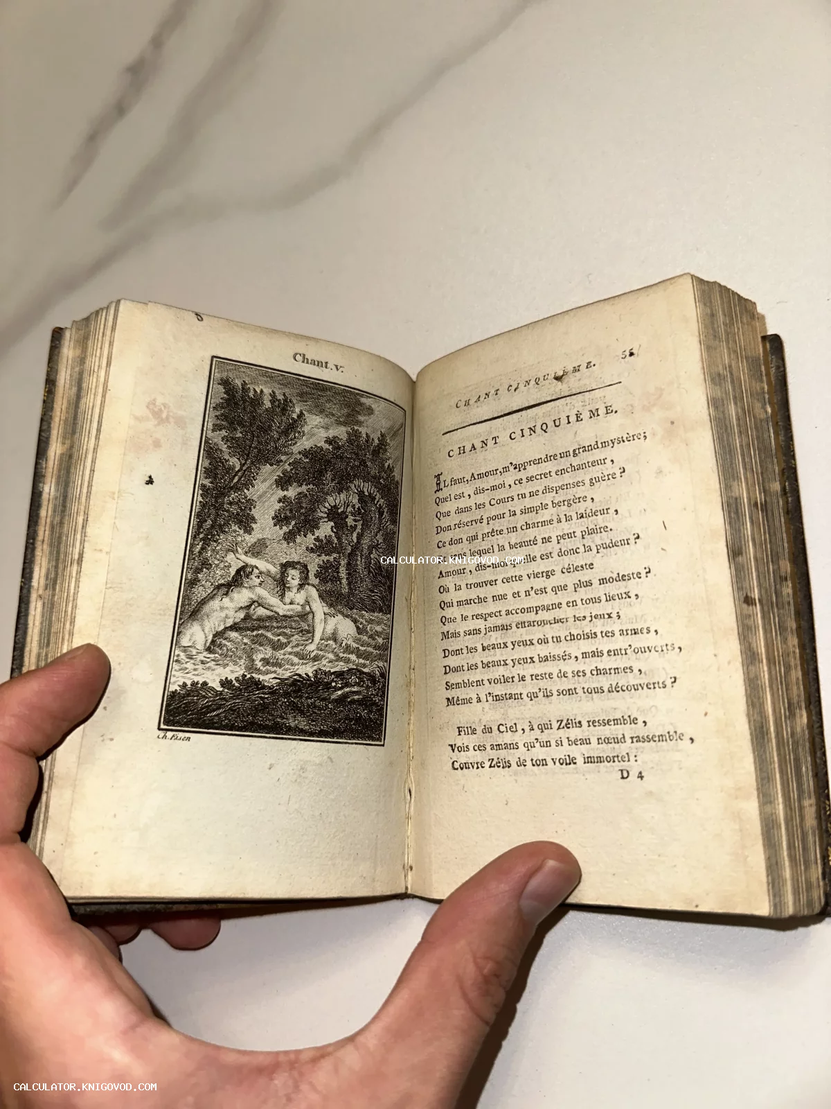 Разворот антикварной книги на французском языке с художественной гравюрой XVIII века, изображающей мужчину и женщину в лесу.