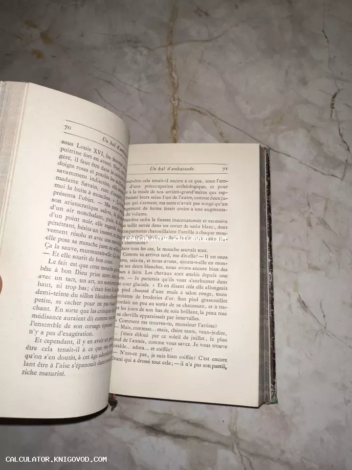 Открытый разворот антикварной книги на французском языке со страницами 70 и 71, заголовок главы Un bal d'ambassade.