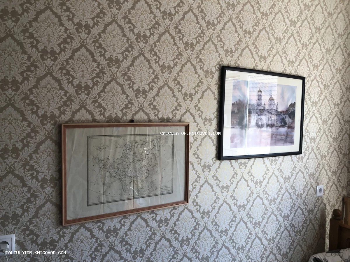 Две картины в рамах на стене с узорчатыми обоями: антикварная карта Азии и акварельное изображение православного собора.