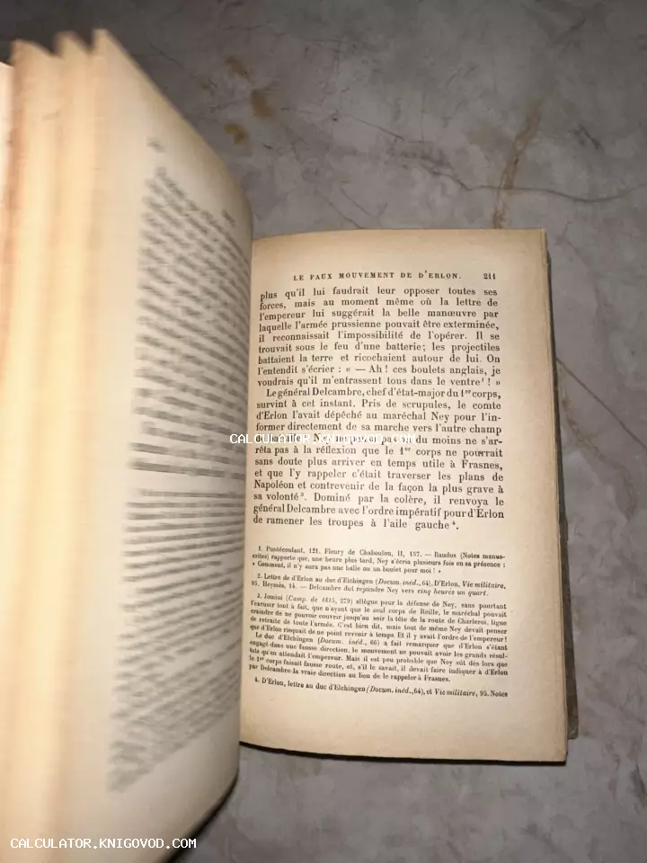 Разворот антикварной книги на французском языке с текстом про генерала д'Эрлона и Наполеона Бонапарта.