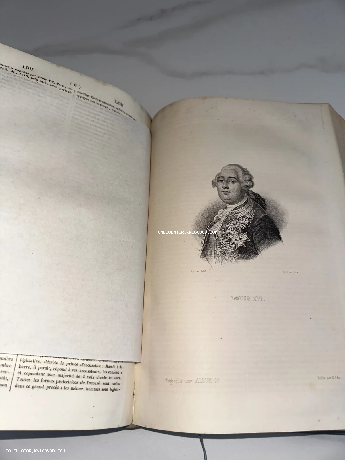 Старинная гравюра с портретом французского короля Людовика XVI на странице раскрытой антикварной книги.