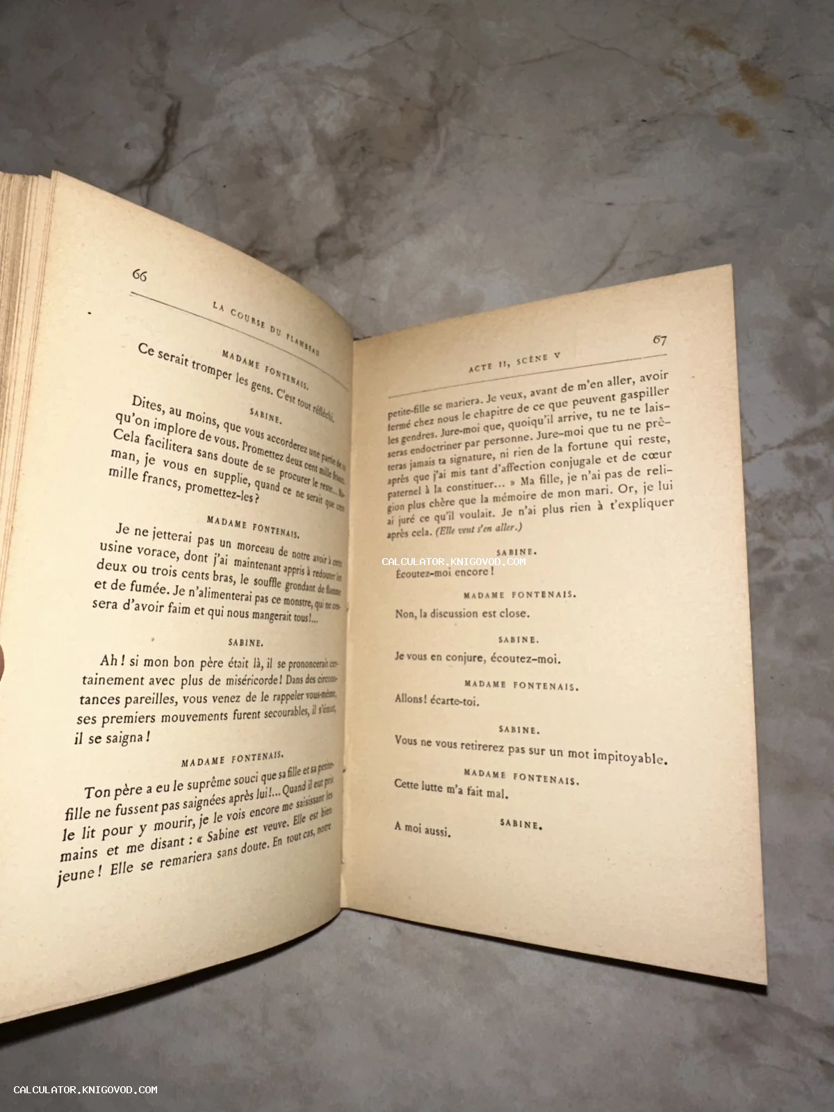 Разворот старинной книги на французском языке с текстом пьесы La Course du Flambeau на мраморном фоне.