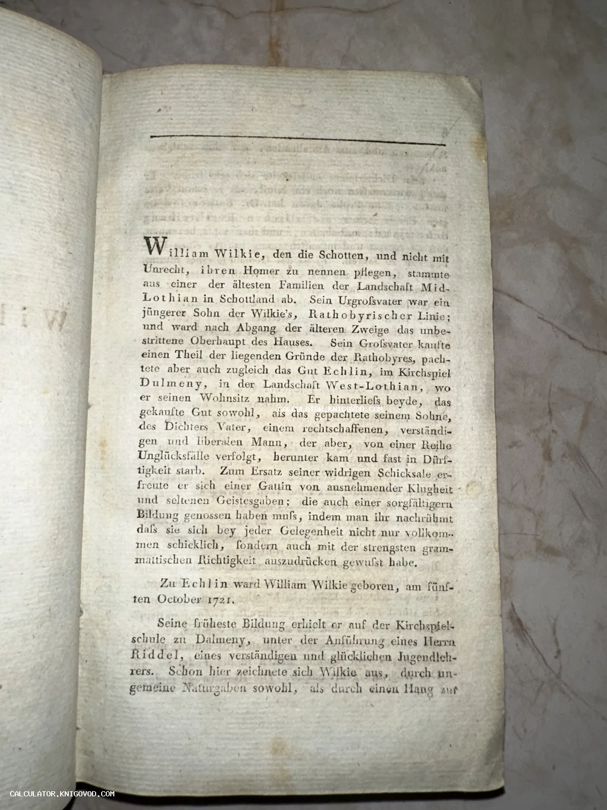 Разворот старинной книги на немецком языке с биографическим текстом об Уильяме Уилки, пожелтевшая бумага с характерными пятнами времени.