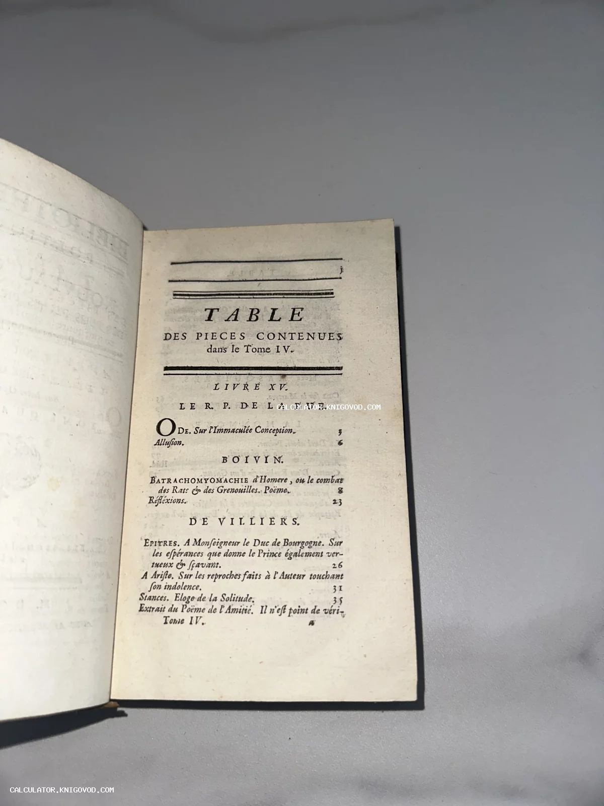 Разворот старинной книги на странице с оглавлением на французском языке, напечатанным классическим шрифтом на бумаге верже.