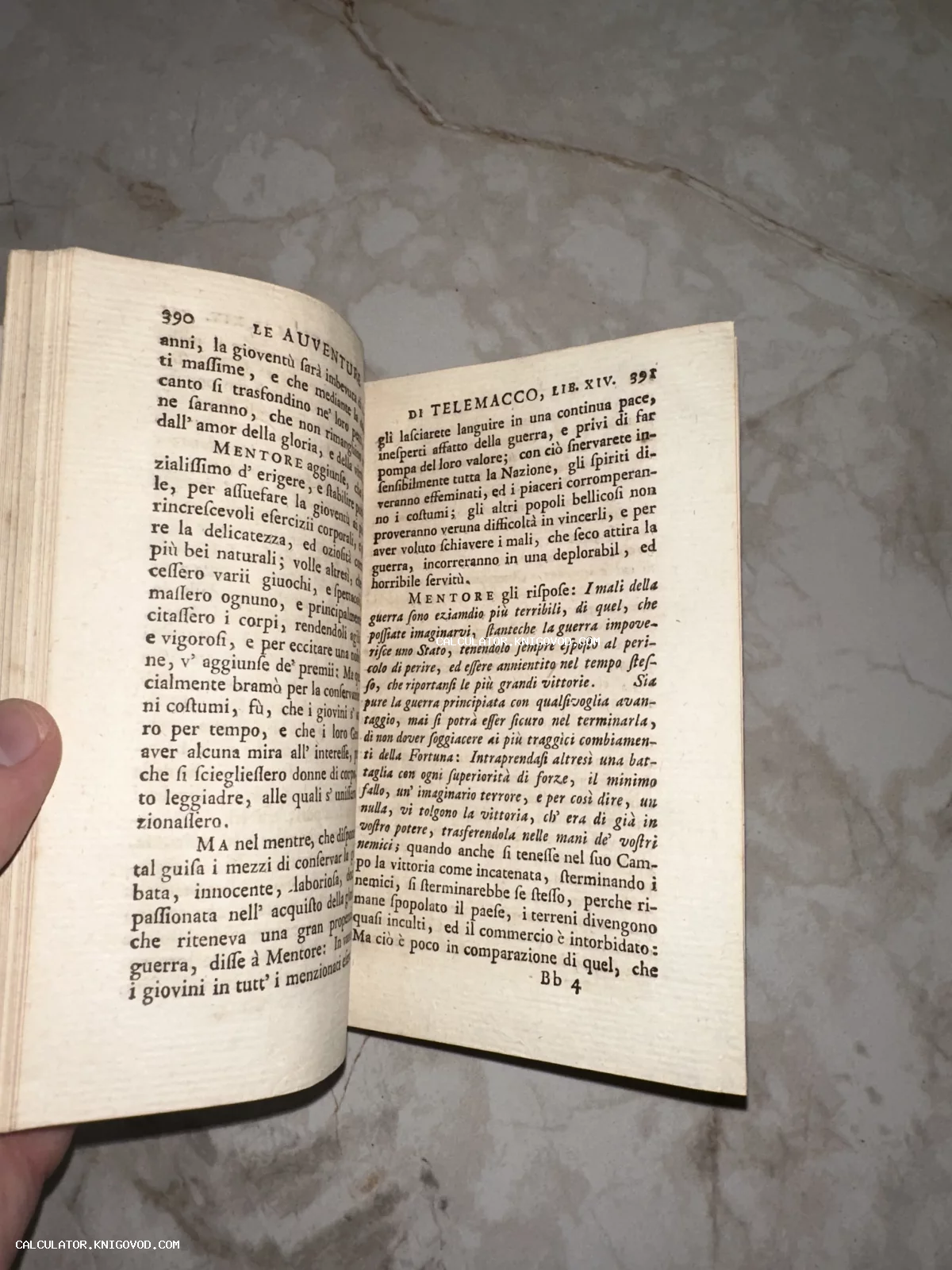 Разворот старинной книги с текстом на итальянском языке, страницы из плотной пожелтевшей бумаги.