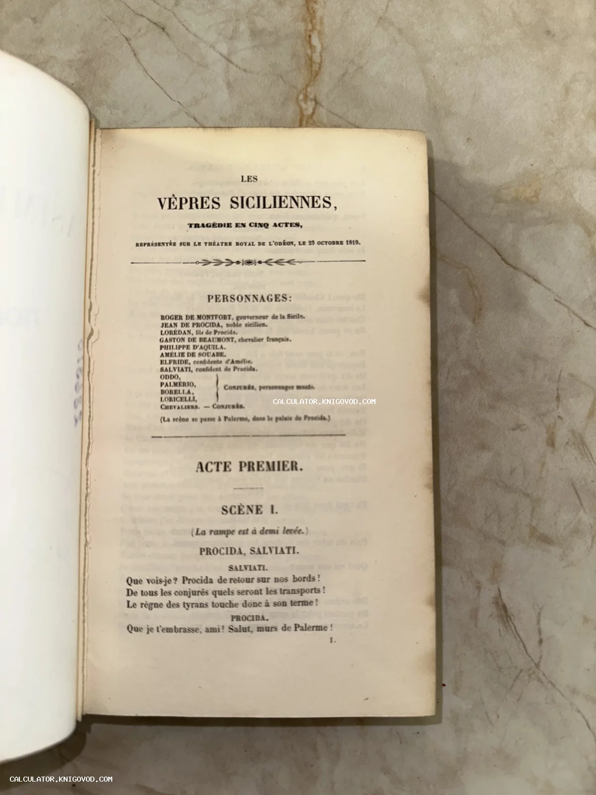 Раскрытая страница антикварной книги на французском языке с заголовком Les Vêpres Siciliennes, трагедия в пяти актах.