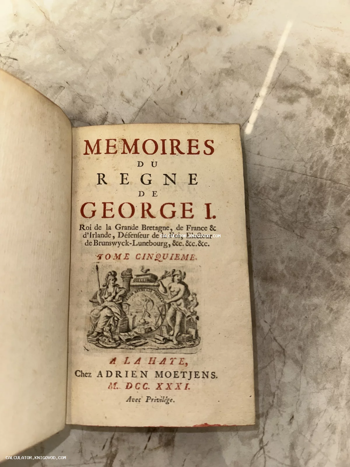 Разворот антикварной книги на французском языке 1731 года с аллегорической гравюрой на титульном листе.