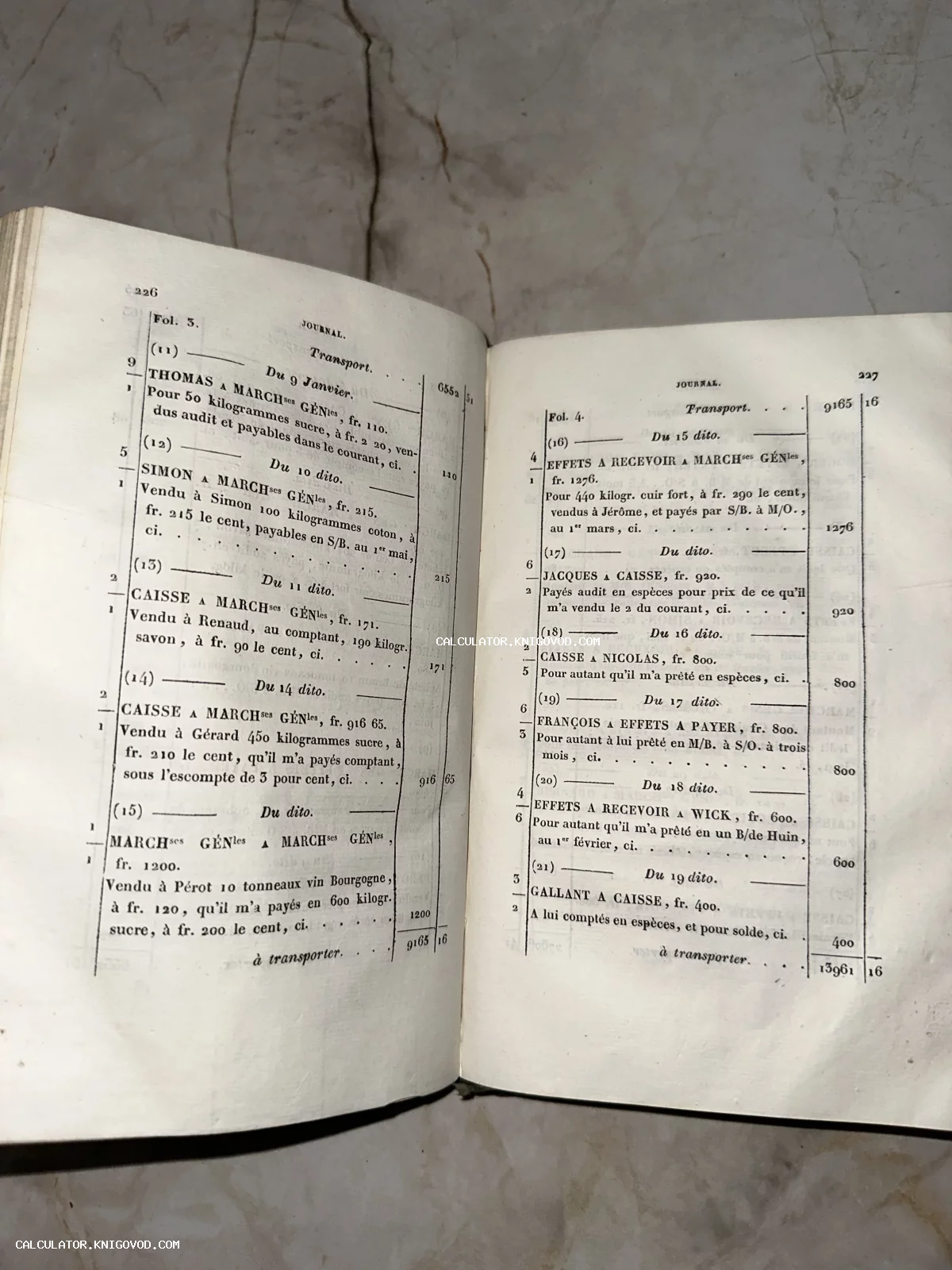 Разворот антикварной книги на французском языке с бухгалтерскими записями и колонками финансовых расчетов.