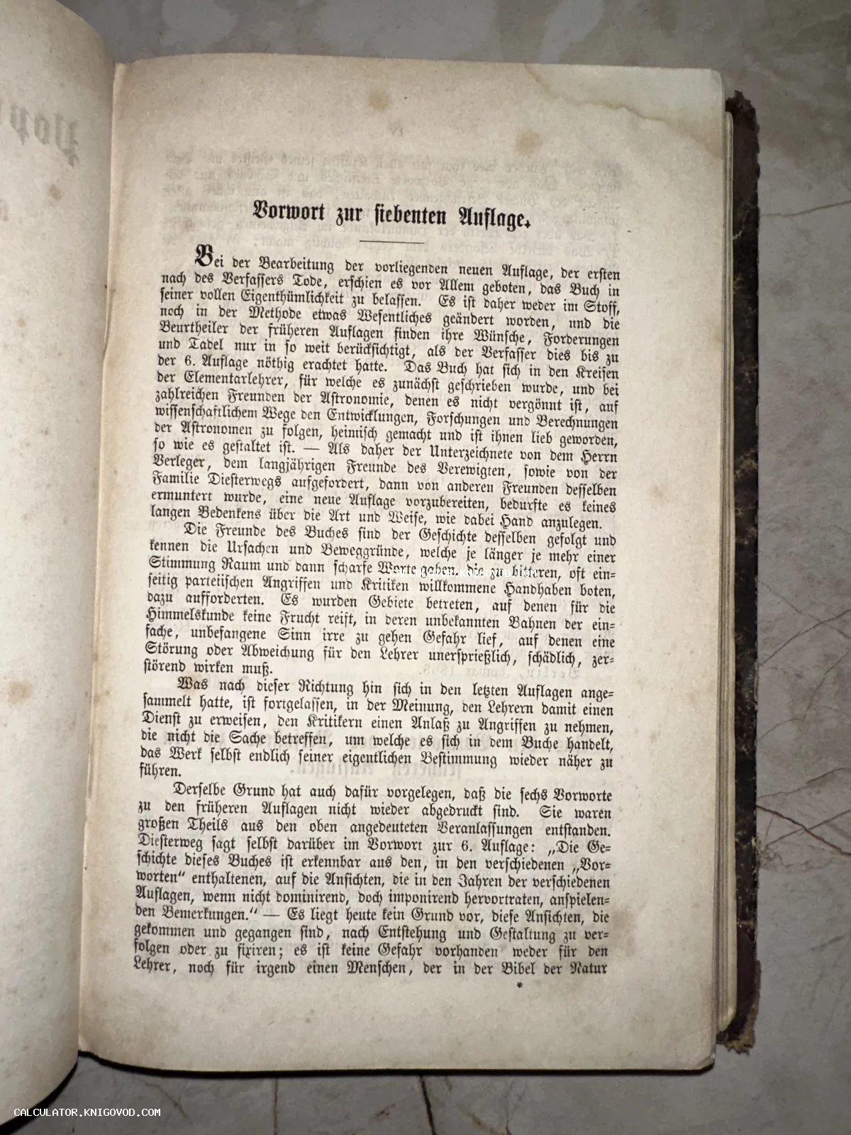 Разворот старинной немецкой книги с готическим шрифтом и следами времени на бумаге.