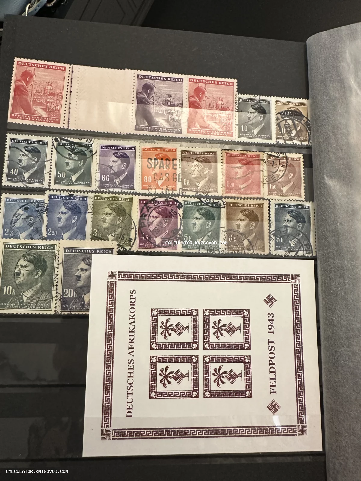Коллекция почтовых марок с портретом Адольфа Гитлера и марочный блок полевой почты Африканского корпуса 1943 года в филателистическом альбоме.