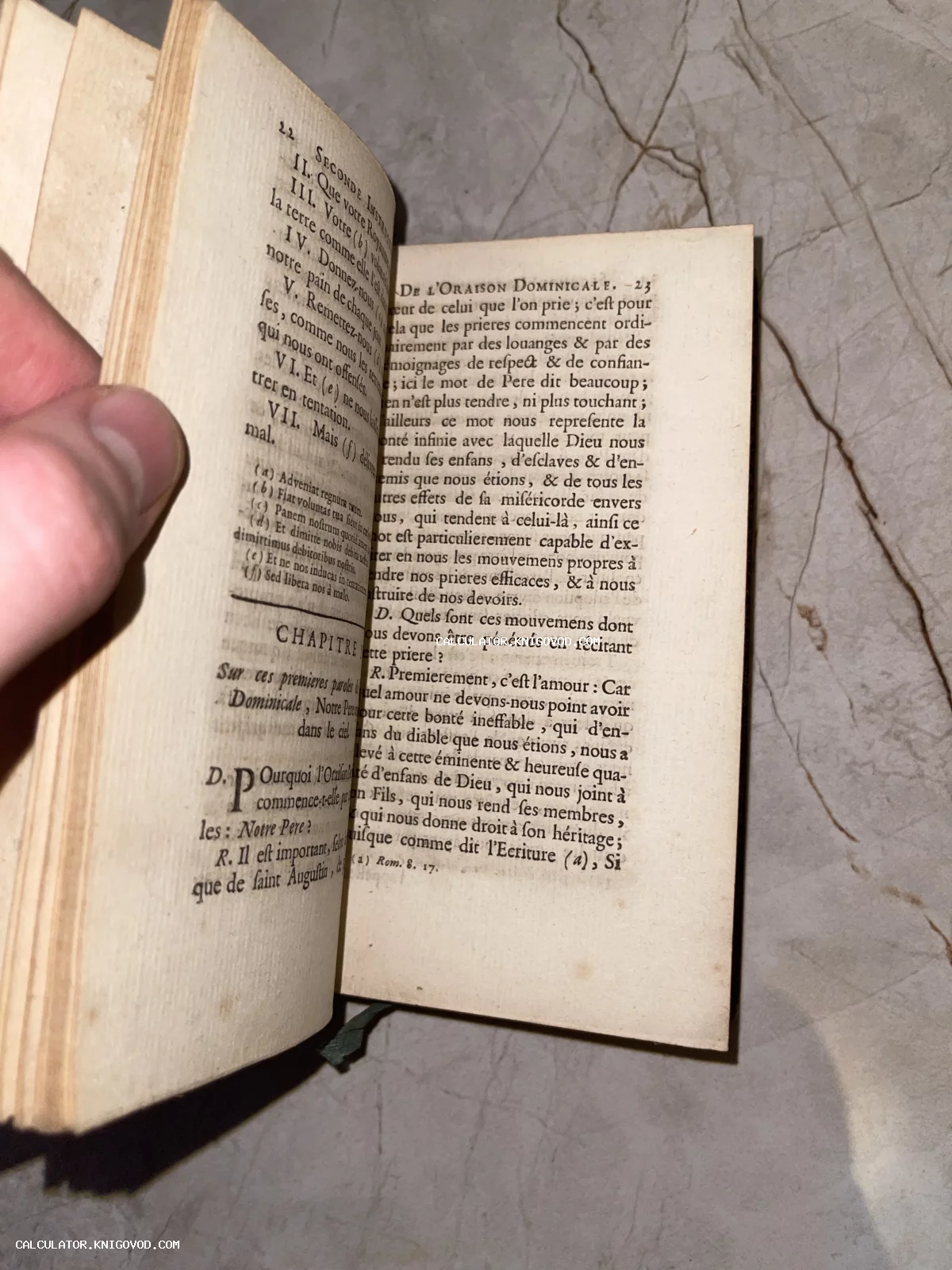 Разворот антикварной книги XVIII века на французском языке с текстом De L'Oraison Dominicale.